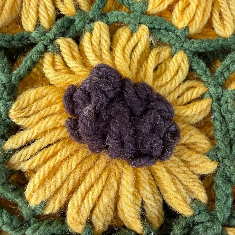 Vintage 3D Crochet Sunflower Throw Daisy Chain Afghan Scallop Edge 40x46 GUC